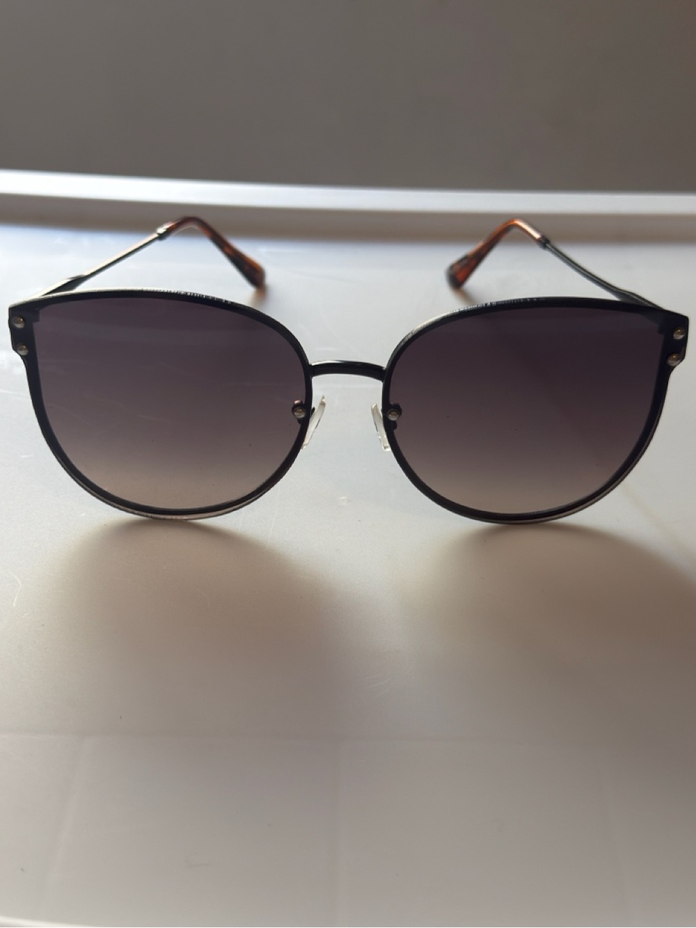 Women's Black Gradient Round Sunglasses - Elegant Everyday Style